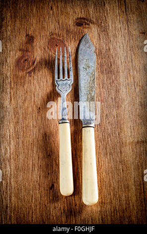 Old vintage des couverts sur une table en bois Banque D'Images