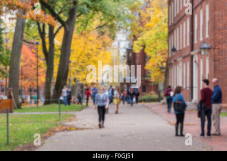 Arrière-plan flou de Harvard Yard, ancien coeur de la Harvard University Campus, d'une belle journée d'automne. Banque D'Images
