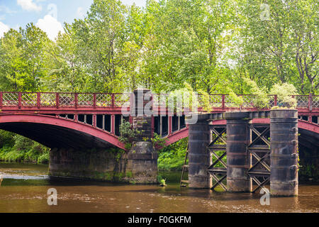 La première (démoli) et deuxième rail Dalmarnock ponts sur la rivière Clyde à l'East End de Glasgow, en Écosse. Banque D'Images