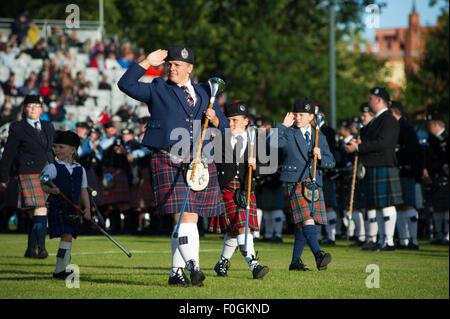 Glasgow, Écosse, Royaume-Uni, le 15 août, 2015. Le monde Pipe Band Championships tenue à Glasgow Green apporte de cornemuses du monde entier viennent à la compétition dans les différents grades. Environ 8 000 musiciens du monde entier. Crédit : Andrew Steven Graham/Alamy Live News Banque D'Images