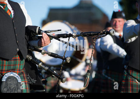 Glasgow, Écosse, Royaume-Uni, le 15 août, 2015. Le monde Pipe Band Championships tenue à Glasgow Green apporte de cornemuses du monde entier viennent à la compétition dans les différents grades. Environ 8 000 musiciens du monde entier. Près d'un ensemble de cornemuses. Crédit : Andrew Steven Graham/Alamy Live News Banque D'Images