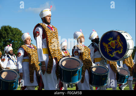 Glasgow, Écosse, Royaume-Uni, le 15 août, 2015. Le monde Pipe Band Championships tenue à Glasgow Green apporte de cornemuses du monde entier viennent à la compétition dans les différents grades. Environ 8 000 musiciens du monde entier. Le Dasmesh Sikh de Malaisie Sri Pipe Band. La première fois que la bande a participé ici à Glasgow. Le groupe est en marche pour les musiques le Crédit : Andrew Steven Graham/Alamy Live News Banque D'Images