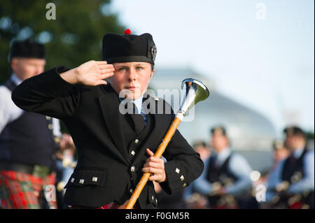 Glasgow, Écosse, Royaume-Uni, le 15 août, 2015. Le monde Pipe Band Championships tenue à Glasgow Green apporte de cornemuses du monde entier viennent à la compétition dans les différents grades. Environ 8 000 musiciens du monde entier. Tambour-major en mars salut pass. Crédit : Andrew Steven Graham/Alamy Live News Banque D'Images