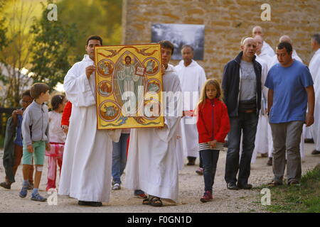 Bourgogne, France. Août 15, 2015. L'icône de la miséricorde s'effectue dans une procession depuis le champ à l'extérieur du village de Taizé à l'église de la réconciliation. Des milliers de jeunes pèlerins sont venus à une prière du soir à Taizé à la veille du 10e anniversaire de la mort du fondateur de la communauté de Taizé Frère Roger. © Michael Debets/Pacific Press/Alamy Live News Banque D'Images