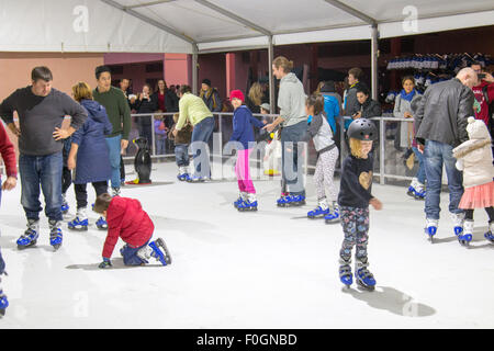 Sydney, Australie. Août 15, 2015. Chaque année, le German International School à Terrey Hills Sydney accueille un marché de Noël avec des stands d'hiver, une cuisine allemande traditionnelle et le vin et beaucoup d'activités pour divertir les enfants qui fréquentent. Modèle : crédit10/Alamy Live News Banque D'Images