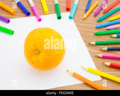 Le dessin ressemble à fruits et légumes sur fond blanc. Banque D'Images