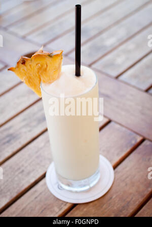 Une piña colada (pina colada) cocktail. Banque D'Images