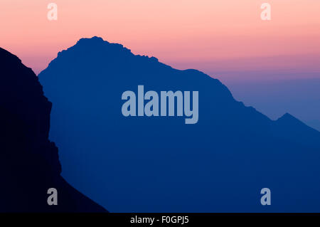 La silhouette des montagnes à l'aube de près de la Pfälzer Hütte, Liechtenstein, Juin 2009 Banque D'Images