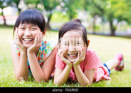 Petites filles heureux Gros plan sur l'herbe Banque D'Images