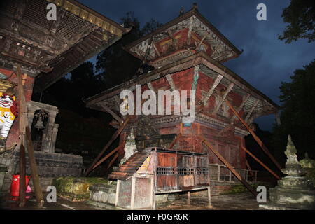 Katmandou. Août 15, 2015. Photo prise le 15 août 2015 montre des singes à l'abri sous le toit d'un temple à Khu, à la périphérie de Katmandou, Népal. © Manisha Shrestha/Xinhua/Alamy Live News Banque D'Images