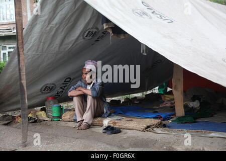 Katmandou, Népal. Août 15, 2015. Un sans-abri est en appui à une tente temporaire à Khu, à la périphérie de Katmandou, Népal, 15 août 2015. © Manisha Shrestha/Xinhua/Alamy Live News Banque D'Images