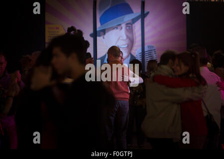 Buenos Aires, Argentine. Août 15, 2015. Les gens danser le tango au cours de l'assemblée annuelle du Festival Buenos Aires Tango à Buenos Aires, Argentine, le 15 août, 2015. © Martin Zabala/Xinhua/Alamy Live News Banque D'Images