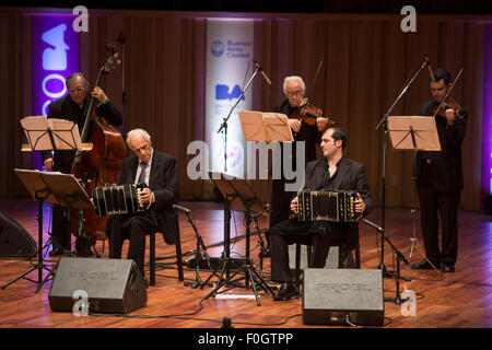 Buenos Aires, Argentine. Août 15, 2015. Une bande effectue au cours de l'assemblée annuelle du Festival Buenos Aires Tango à Buenos Aires, Argentine, le 15 août, 2015. © Martin Zabala/Xinhua/Alamy Live News Banque D'Images