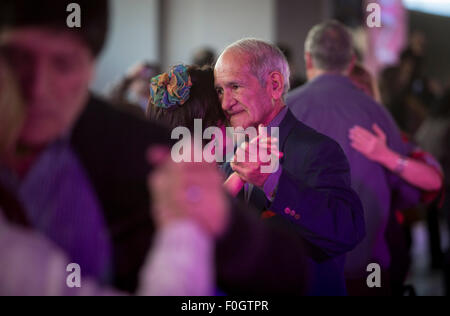 Buenos Aires, Argentine. Août 15, 2015. Les gens danser le tango au cours de l'assemblée annuelle du Festival Buenos Aires Tango à Buenos Aires, Argentine, le 15 août, 2015. © Martin Zabala/Xinhua/Alamy Live News Banque D'Images