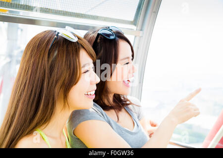 Happy young woman aiment voyager et looking out window Banque D'Images