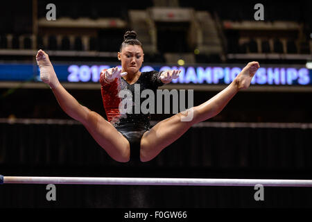 Indianapolis, Indiana, États-Unis. Août 15, 2015. L'olympienne KYLA ROSS est en concurrence sur les barres lors de la finale du 2015 P et G Championnats de gymnastique. © Amy Sanderson/ZUMA/Alamy Fil Live News Banque D'Images