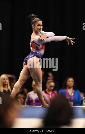 Indianapolis, Indiana, États-Unis. Août 15, 2015. L'olympienne ALEXANDRA RAISMAN rivalise sur le plancher pendant la finale de la P et G 2015 Championnats de gymnastique. © Amy Sanderson/ZUMA/Alamy Fil Live News Banque D'Images