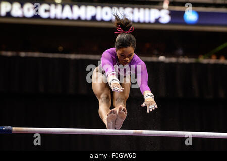 Indianapolis, Indiana, États-Unis. Août 15, 2015. Champion olympique GABRIELLE DOUGLAS est en concurrence sur les barres lors de la finale du 2015 P et G Championnats de gymnastique. © Amy Sanderson/ZUMA/Alamy Fil Live News Banque D'Images