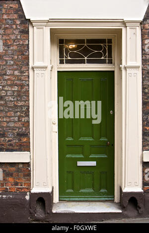 Grande porte en bois vert, partie d'une maison à Londres, Angleterre Banque D'Images