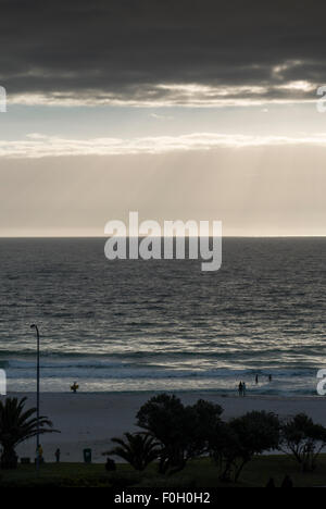 Coucher de soleil sur la plage de Camps Bay, Afrique du Sud Banque D'Images