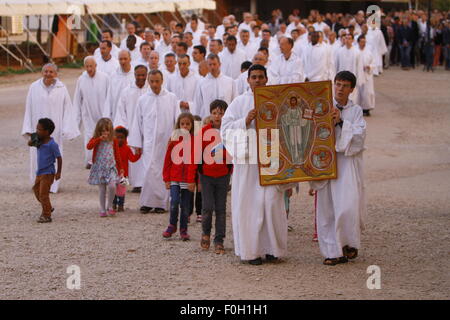 Taizé, France. 15 août 2015. L'icône de la miséricorde s'effectue dans une procession depuis le champ à l'extérieur du village de Taizé à l'église de la réconciliation. Des milliers de jeunes pèlerins sont venus à une prière du soir à Taizé à la veille du 10e anniversaire de la mort du fondateur de la communauté de Taizé Frère Roger. Crédit : Michael Debets/Alamy Live News Banque D'Images