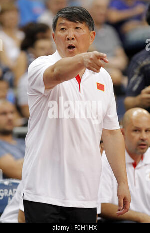 Belgrade, Serbie. Août 15, 2015. Entraîneur de l'équipe de basket-ball de nationale de la Chine au cours des gestes 123 Jufu Gong 'trophée Belgrade' demi-finale match de basket-ball entre la Serbie et la Chine à l'Kombank Arena de Belgrade, Serbie, le 15 août, 2015. La Serbie a gagné 95-55. Belgrade trophy tournament matches sont joués dans le cadre de la préparation de l'avant les Jeux de l'Eurobasket FIBA 2015 et championnat du monde 2015. © Predrag Milosavljevic/Xinhua/Alamy Live News Banque D'Images