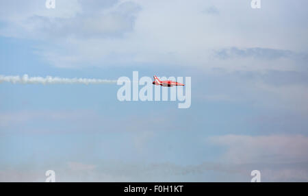 Eastbourne, Royaume-Uni. 15 août, 2015. Une seule flèche rouge battant lors d'un affichage sur la mer à Eastbourne's International Airshow 2015. Credit : Keith Larby/Alamy Live News Banque D'Images