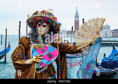 Personne non identifiée avec masque de carnaval de Venise à Venise, Italie. Banque D'Images