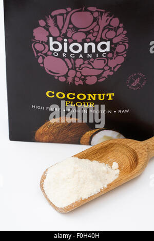 La farine de noix de coco dans un scoop en bois. Banque D'Images