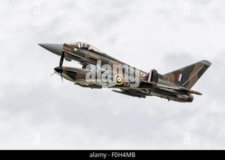 La RAF Heritage paire - un typhon jet et WW2 Spitfire en formation serrée Banque D'Images