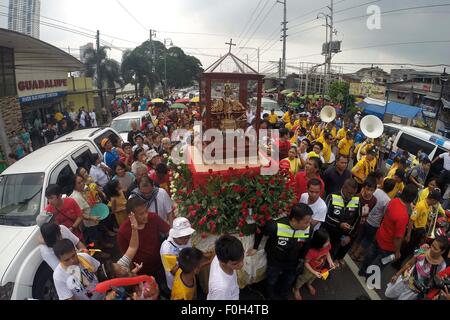 (150816) -- MANILLE, 16 août 2015 (Xinhua) -- Les dévots portent l'image de la Santo Nino de Cebu au cours d'une procession fluviale le long de la rivière Pasig pour célébrer le 450e anniversaire de la découverte de l'image Santo Nino de Cebu, la plus ancienne icône chrétienne aux Philippines à Manille, Philippines, le 16 août 2015. (Xinhua/Rouelle Umali) Banque D'Images