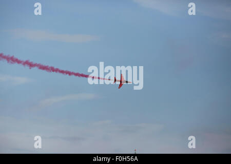 Eastbourne, Royaume-Uni. 15 août, 2015. Une seule flèche rouge battant lors d'un affichage sur la mer à Eastbourne's International Airshow 2015. Credit : Keith Larby/Alamy Live News Banque D'Images