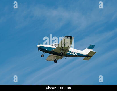 Piper Warrior PA28-161 (G-LAZL) Highland Aviation Pilot flight training. 10 025 SCO. Banque D'Images