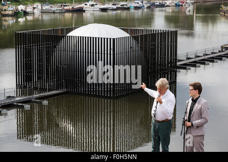 Duisburg-Ruhrort, Allemagne. 15 août 2015. Les créateurs et les collectionneurs de l'Nomanslanding art installation à la Ruhrtriennale arts festival à Duisburg-Ruhrort. Photo : bas/Alamy LIve News Banque D'Images