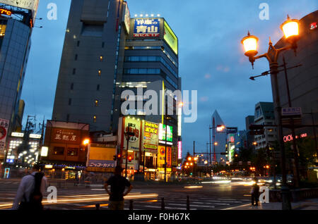 Route de circulation et les gens à pied en temps Dotonbori nigth le 8 juillet 2015 à Osaka, Japon Banque D'Images