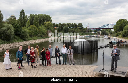 Duisburg-Ruhrort, Allemagne. 15 août 2015. Les créateurs et les collectionneurs de l'Nomanslanding art installation à la Ruhrtriennale arts festival à Duisburg-Ruhrort. Photo : bas/Alamy LIve News Banque D'Images