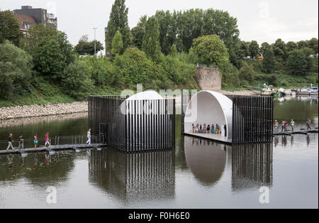 Duisburg-Ruhrort, Allemagne. 15 août 2015. Les premiers visiteurs entre dans le Nomanslanding art installation à la Ruhrtriennale arts festival à Duisburg-Ruhrort. Photo : bas/Alamy LIve News Banque D'Images