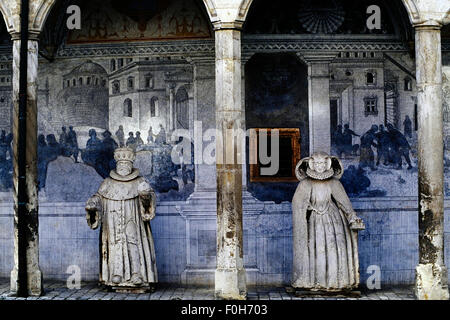 Des statues d'Otto Henry et Susanna de Bavière dans la cour du château de Neuburg, Allemagne. L'Europe Banque D'Images