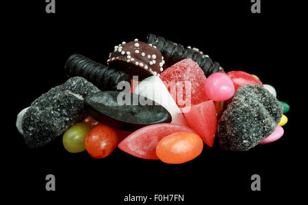 Pile de candy isolé sur fond noir Banque D'Images