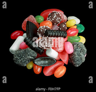 Pile de candy isolé sur fond noir Banque D'Images