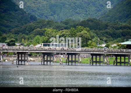 Les gens et l'utilisation des transports à travers le pont Togetsukyo Oi Rivière à Arashiyama, le 12 juillet 2015 à Kyoto, Japon Banque D'Images