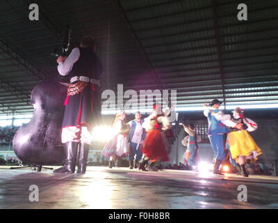 Aux Philippines. Août 16, 2015. La Pologne met en valeur leur chanson folklorique et danses pour les T'boli personnes à T'boli dans Tribune South Cotabato Koronadal pendant le Festival International de Folklore qui fait partie de la 45e anniversaire de fondation du Conseil International des Organisations de Festivals de Folklore (CIOFF) dans laquelle 10 pays, dont la Slovénie, la Pologne, l'Indonésie, Taïwan, le Sri Lanka, la Russie, le Japon, le Mexique et la Turquie ont participé l'événement promouvoir des héritages culturels. © Sherbien Dacalanio/Pacific Press/Alamy Live News Banque D'Images