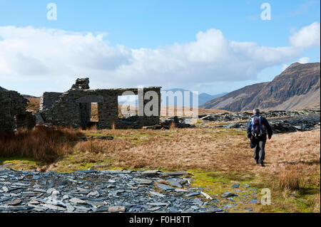 Randonneur promenades dans la carrière d'ardoise abandonnés dans la région de Croesor Parc National de Snowdonia, Gwynedd, Pays de Galles, Royaume-Uni. Banque D'Images