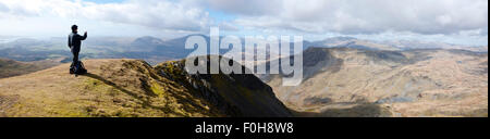 Un randonneur prend une photo panoramique dans la région de Croesor Parc National de Snowdonia, Gwynedd, Pays de Galles, Royaume-Uni. Banque D'Images