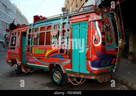 Décorées de façon traditionnelle de l'art d'autobus pakistanais Karachi Pakistan Banque D'Images