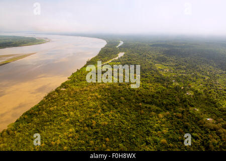 Amazon River par antenne, avec les colonies et secondaire, près de la forêt d'Iquitos, Pérou Banque D'Images