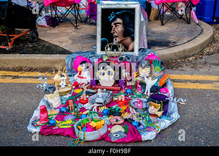 Memphis, Tennessee, USA. Août 16, 2015. Veillée aux chandelles organisée à Graceland d'Elvis Presley, décédé le 16 août 1977 Credit : Catherine Brown/Alamy Live News Banque D'Images