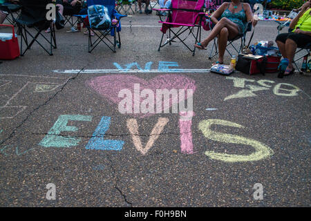 Memphis, Tennessee, USA. Août 16, 2015. Veillée aux chandelles organisée à Graceland d'Elvis Presley, décédé le 16 août 1977 Credit : Catherine Brown/Alamy Live News Banque D'Images