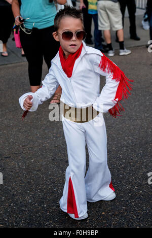 Memphis, Tennessee, USA. Août 16, 2015. Veillée aux chandelles organisée à Graceland d'Elvis Presley, décédé le 16 août 1977 Credit : Catherine Brown/Alamy Live News Banque D'Images