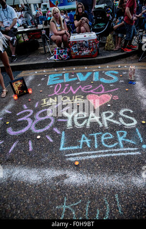 Memphis, Tennessee, USA. Août 16, 2015. Veillée aux chandelles organisée à Graceland d'Elvis Presley, décédé le 16 août 1977 Credit : Catherine Brown/Alamy Live News Banque D'Images